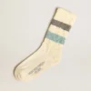Socken in gealtertem Weiß mit zweifarbigen Streifen