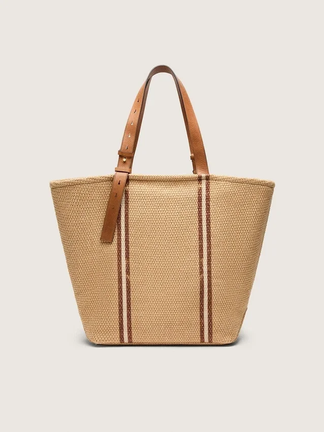 24,7 Tote aus naturbelassener Raffia und braunem Leder mit goldenen Metalldetails