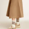Abgenutzte weiße Socken mit Used-Look-Details und braunen Streifen