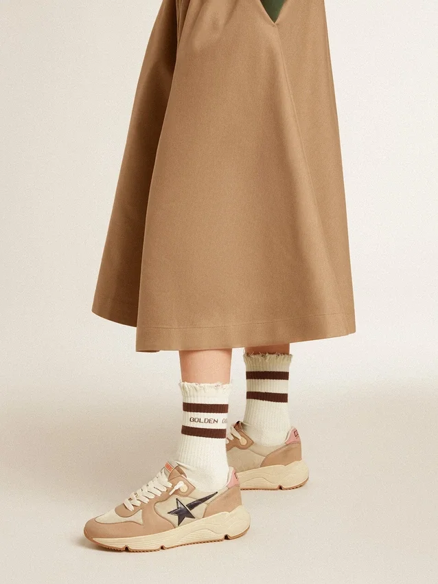 Abgenutzte weiße Socken mit Used-Look-Details und braunen Streifen