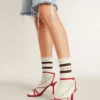 Abgenutzte weiße Socken mit Used-Look-Details und braunen Streifen