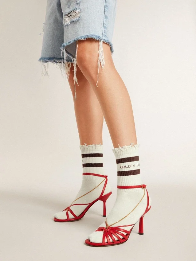 Abgenutzte weiße Socken mit Used-Look-Details und braunen Streifen
