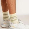 Abgenutzte weiße Socken mit Used-Look-Details und salbeigrünen Streifen