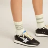 Abgenutzte weiße Socken mit Used-Look-Details und salbeigrünen Streifen