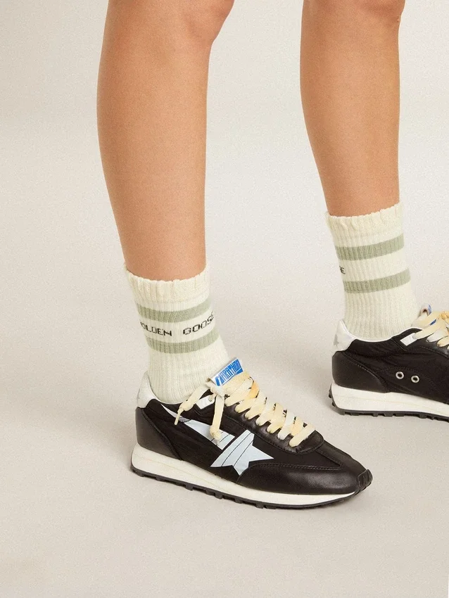 Abgenutzte weiße Socken mit Used-Look-Details und salbeigrünen Streifen