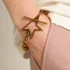 Armband aus einer antikgoldenen, sich verjüngenden Kette mit sternförmigem Verschluss