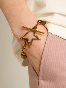 Armband aus einer antikgoldenen, sich verjüngenden Kette mit sternförmigem Verschluss