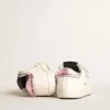 Baby-School-Set aus weißem Nappaleder mit rosa Lederlasche an der Ferse