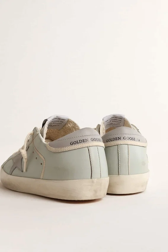 Babyblauer Super-Star für Damen aus Nappaleder mit grauem Lederstern und Fersenlasche