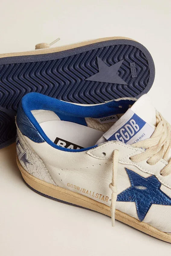 Ball Star für Damen aus weißem Nappaleder mit hellblauem Stern aus Metallic-Leder und Fersenlasche