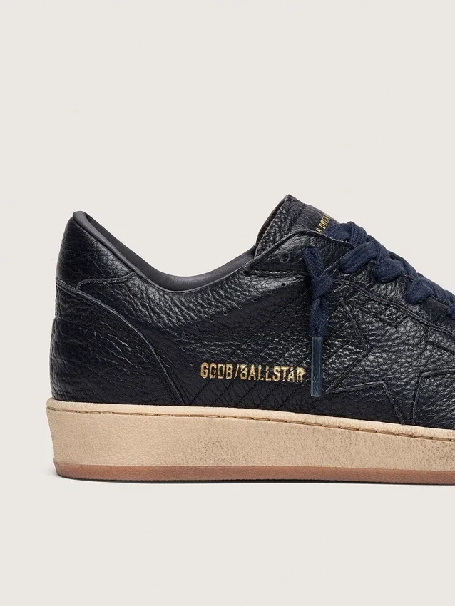 Ball Star für Herren aus marineblauem Leder mit ton-in-ton-gesticktem Lederstern