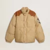 Beigefarbene Bomberjacke mit Leder- und Aufnähdetails