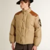 Beigefarbene Bomberjacke mit Leder- und Aufnähdetails