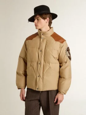 Beigefarbene Bomberjacke mit Leder- und Aufnähdetails