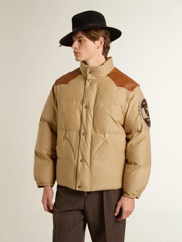 Beigefarbene Bomberjacke mit Leder- und Aufnähdetails