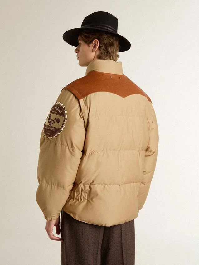 Beigefarbene Bomberjacke mit Leder- und Aufnähdetails