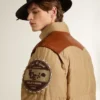 Beigefarbene Bomberjacke mit Leder- und Aufnähdetails