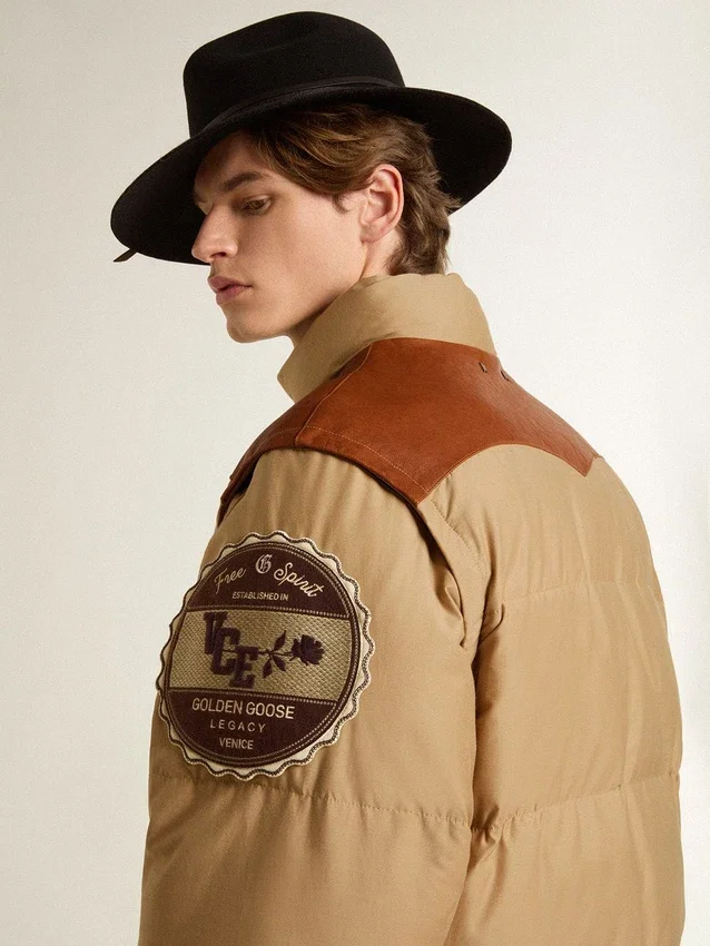 Beigefarbene Bomberjacke mit Leder- und Aufnähdetails