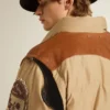 Beigefarbene Bomberjacke mit Leder- und Aufnähdetails