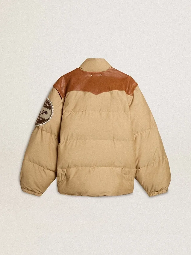 Beigefarbene Bomberjacke mit Leder- und Aufnähdetails