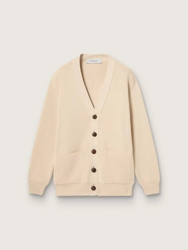 Beigefarbene Damen-Strickjacke mit „Golden“-Schriftzug auf der Rückseite