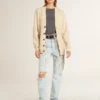 Beigefarbene Damen-Strickjacke mit „Golden“-Schriftzug auf der Rückseite