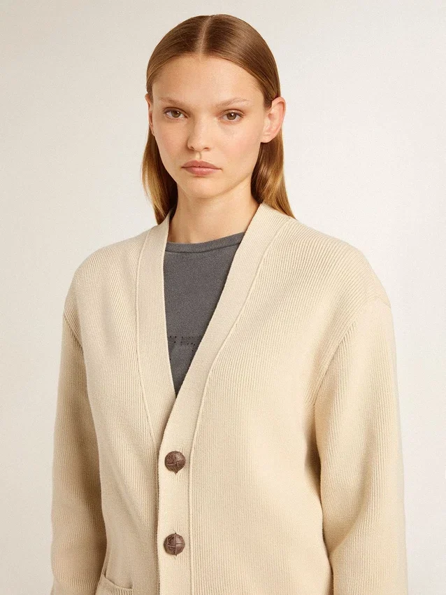 Beigefarbene Damen-Strickjacke mit „Golden“-Schriftzug auf der Rückseite