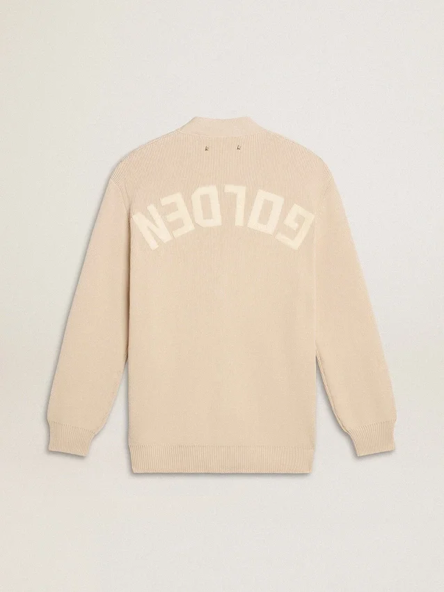 Beigefarbene Damen-Strickjacke mit „Golden“-Schriftzug auf der Rückseite