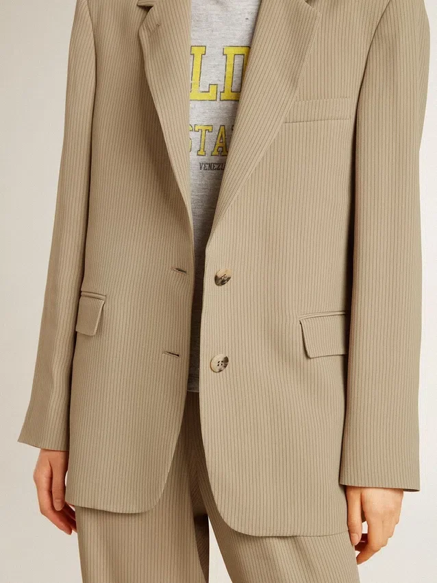 Beigefarbene, einreihige Damenjacke mit Nadelstreifen und Oversize-Passform
