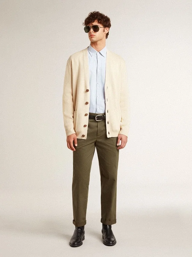 Beigefarbene Herren-Strickjacke mit „Golden“-Schriftzug auf der Rückseite