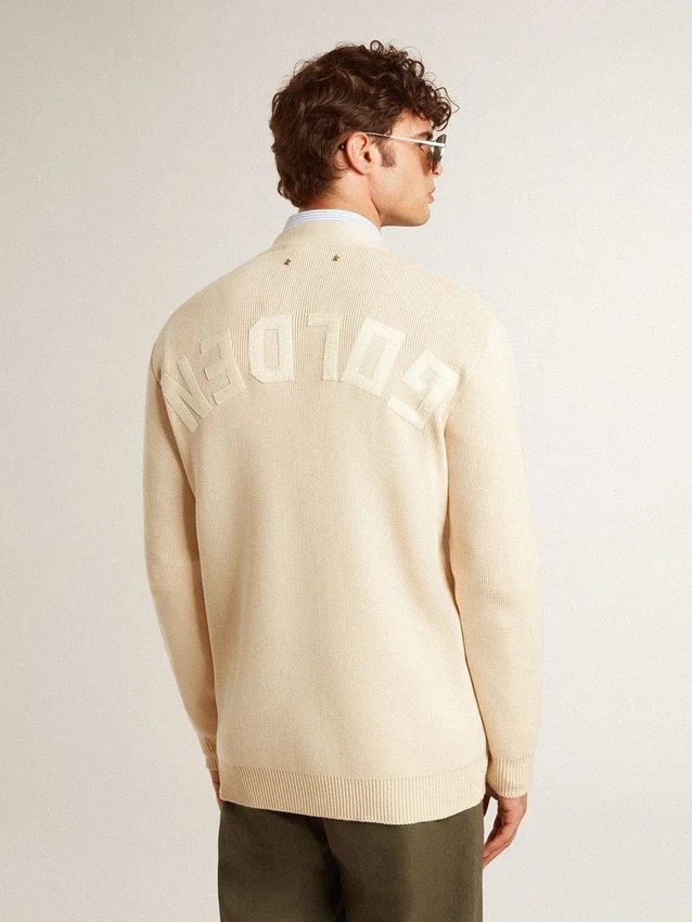 Beigefarbene Herren-Strickjacke mit „Golden“-Schriftzug auf der Rückseite