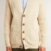Beigefarbene Herren-Strickjacke mit „Golden“-Schriftzug auf der Rückseite