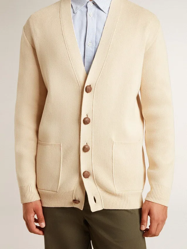 Beigefarbene Herren-Strickjacke mit „Golden“-Schriftzug auf der Rückseite