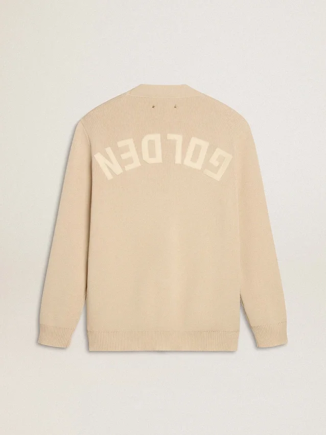 Beigefarbene Herren-Strickjacke mit „Golden“-Schriftzug auf der Rückseite