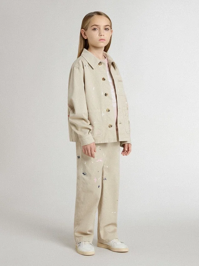 Beigefarbene Kinderjacke mit bunten Farbtupfern