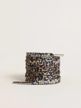 Beigefarbene Schnürsenkel mit Leopardenmuster und kontrastierendem weißem Logo