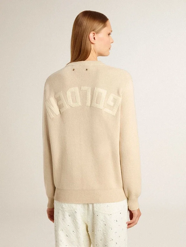 Beiger Damenpullover mit „Golden“-Schriftzug auf dem Rücken