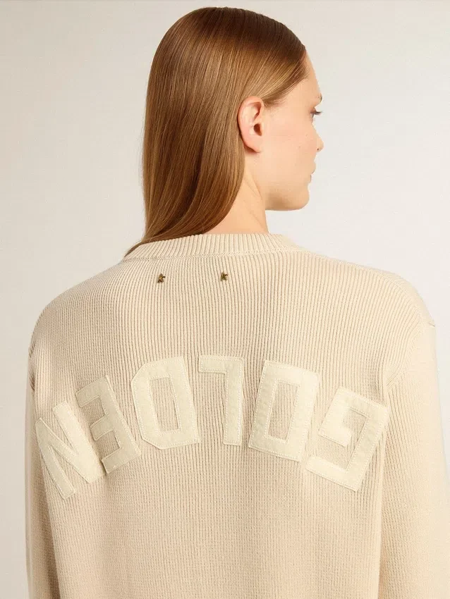 Beiger Damenpullover mit „Golden“-Schriftzug auf dem Rücken