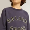 Blau-violettes Sweatshirt mit „golden goose“-Schriftzug auf der Vorderseite