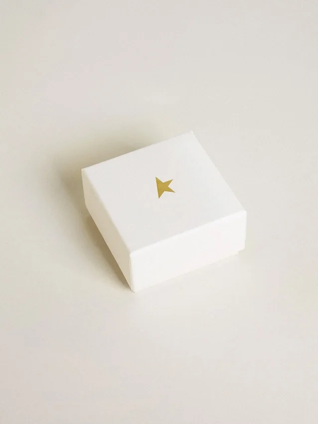 Buchstaben-O-Anhänger aus goldfarbenem Messing mit Kristallen