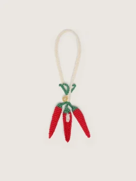 Chili-Anhänger aus gehäkelter Baumwolle mit weißer Häkelkette