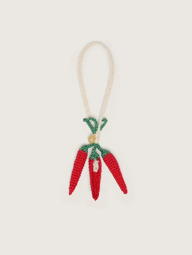 Chili-Anhänger aus gehäkelter Baumwolle mit weißer Häkelkette