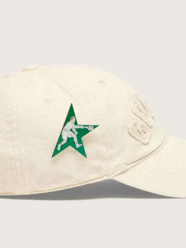 Cremefarbene Baseballkappe mit Ton-in-Ton-„Golden“-Aufnäher und grüner Stern-Anstecknadel