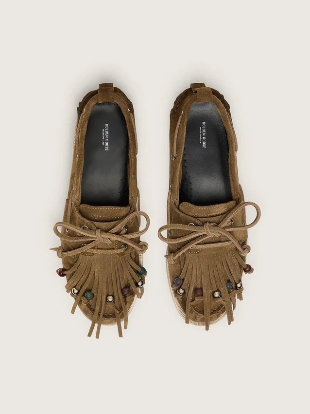 Cruise-Loafer für Damen aus khakifarbenem Wildleder mit Fransen und bunten Perlen