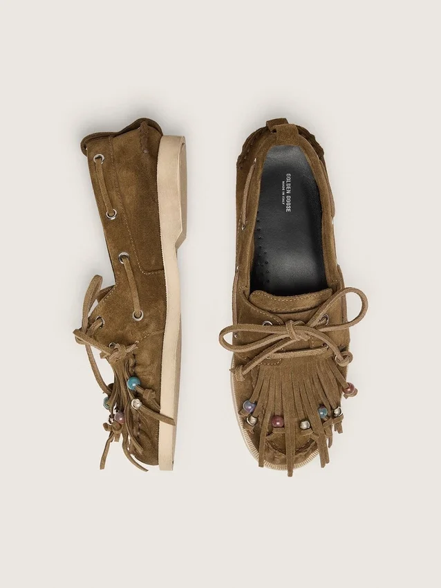 Cruise-Loafer für Damen aus khakifarbenem Wildleder mit Fransen und bunten Perlen