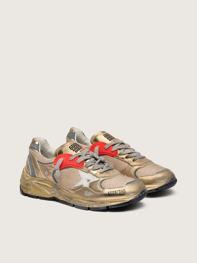 Herrenmodell „Dad-Star“ aus goldlaminiertem Leder und Mesh mit weißem Lederstern und goldener Lederlasche an der Ferse