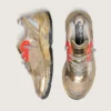 Herrenmodell „Dad-Star“ aus goldlaminiertem Leder und Mesh mit weißem Lederstern und goldener Lederlasche an der Ferse