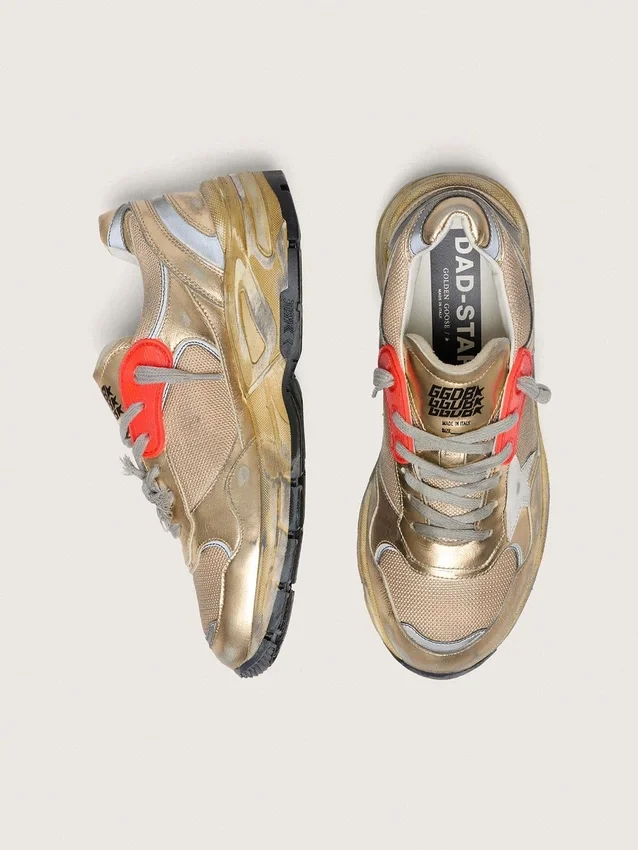 Herrenmodell „Dad-Star“ aus goldlaminiertem Leder und Mesh mit weißem Lederstern und goldener Lederlasche an der Ferse