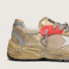 Herrenmodell „Dad-Star“ aus goldlaminiertem Leder und Mesh mit weißem Lederstern und goldener Lederlasche an der Ferse