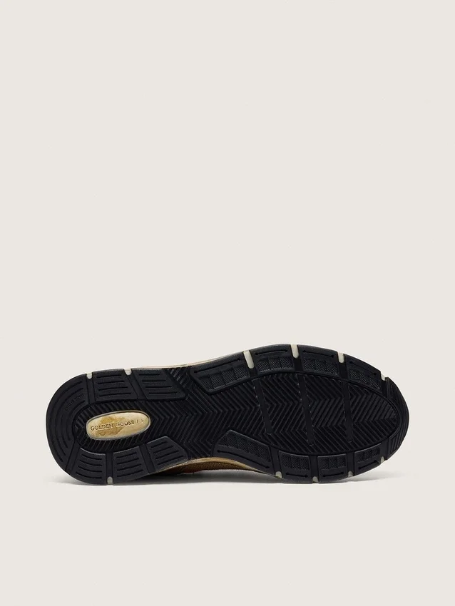 Herrenmodell „Dad-Star“ aus goldlaminiertem Leder und Mesh mit weißem Lederstern und goldener Lederlasche an der Ferse
